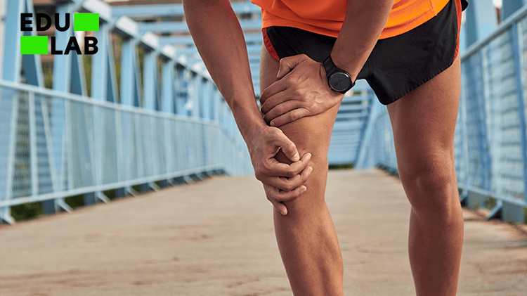 Coureur masculin souffrant de douleurs aux genoux