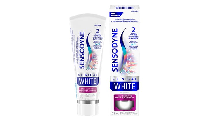 Emballage du dentifrice Sensodyne blanchissant avec la phrase « Notre maîtrise de la sensibilité n’a jamais été aussi radieuse* »