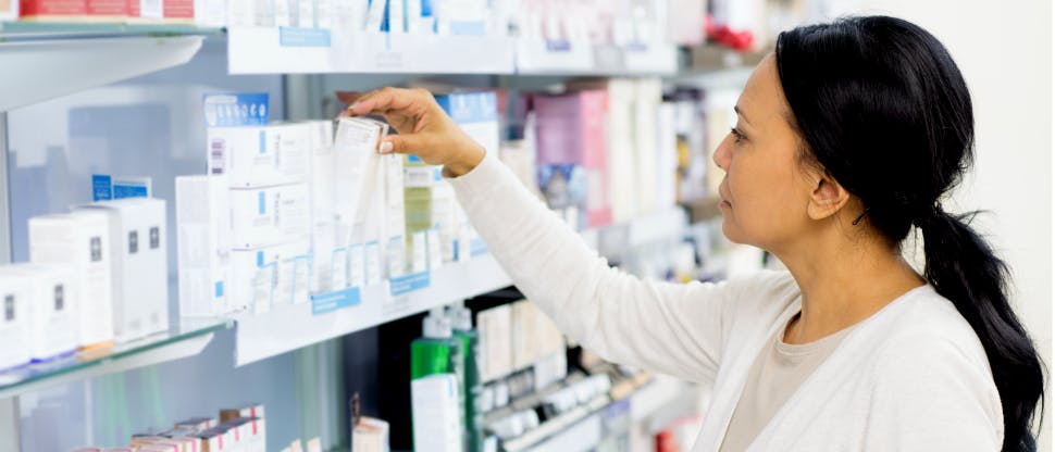 Pharmacien choisissant des produits de santé