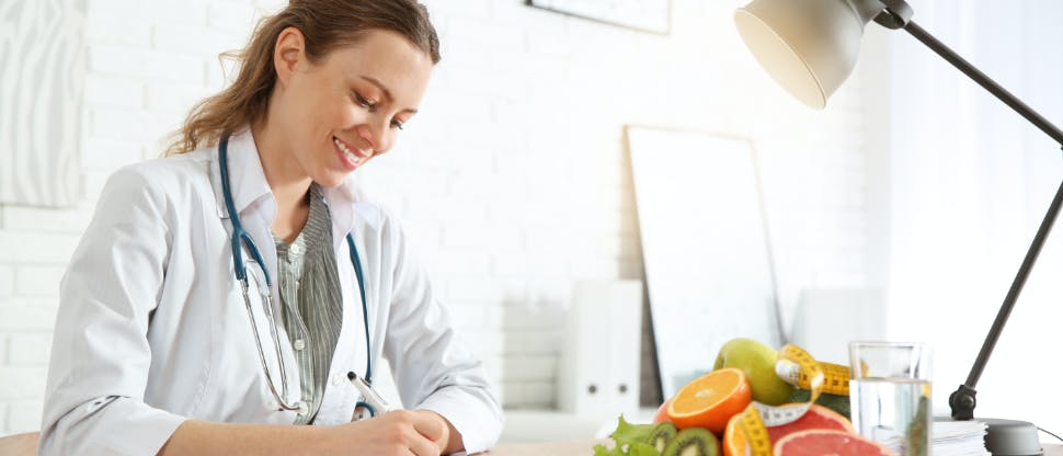 Nutritionniste souriante à son bureau