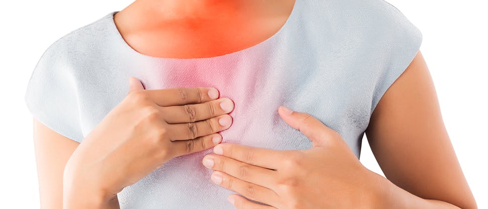 Femme souffrant de brûlures d’estomac