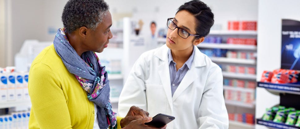Femme s’adressant à une pharmacienne