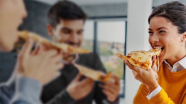 Des gens mangeant de la pizza ensemble