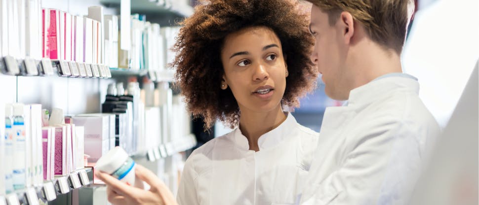 Pharmaciens discutant des suppléments