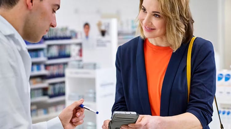 Femme dans une pharmacie