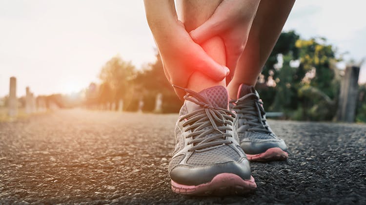 Homme souffrant de douleurs à la cheville