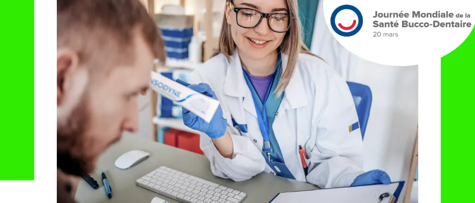 Un professionnel de santé recommande un dentifrice à un patient