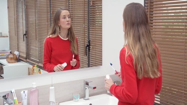 Se brosser les dents chez les adultes.