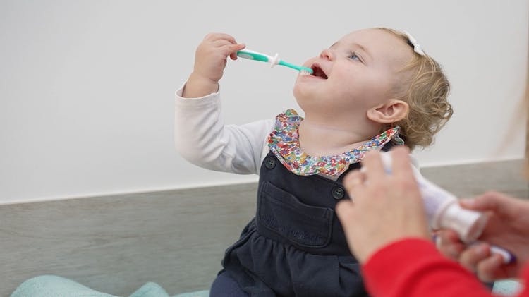 Se brosser les dents chez les bébés.