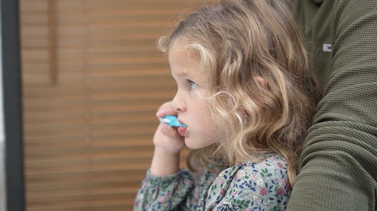 Se brosser les dents chez les enfants.