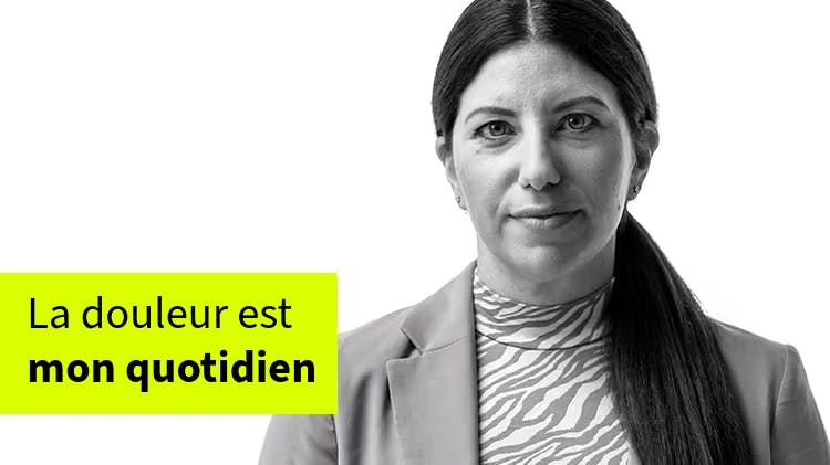Image d'une femme élégamment vêtue. Texte : La douleur est mon quotidien