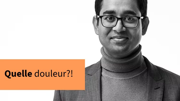 Image d'un homme souriant portant des lunettes. Texte : Quelle douleur ?!