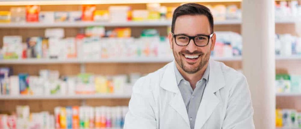 Pharmacienne souriant