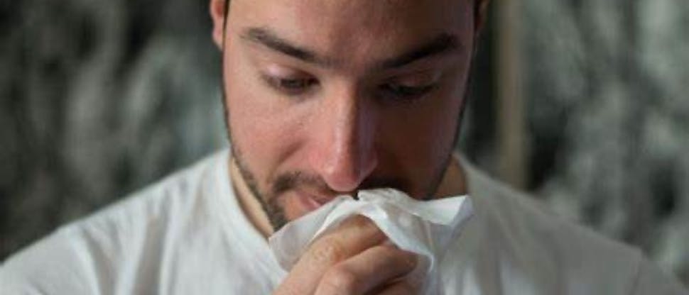 Homme qui se mouche