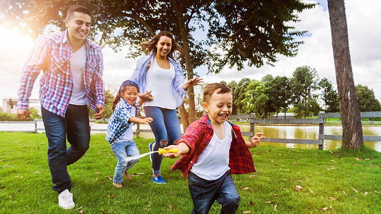 Famille courant à l’extérieur