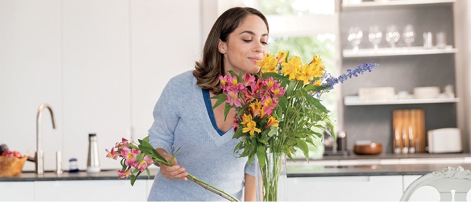 Femme sentant des fleurs