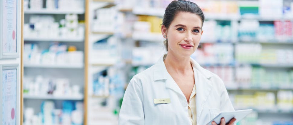 Pharmacienne souriante