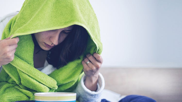 Femme inhalant de la vapeur