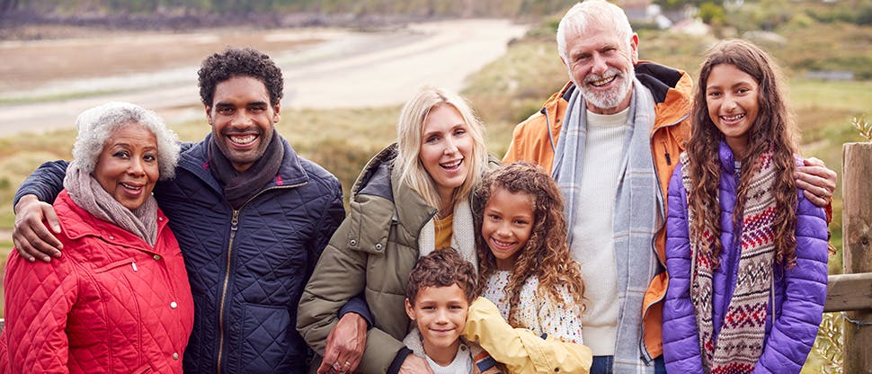 Famille se tenant devant un paysage naturel
