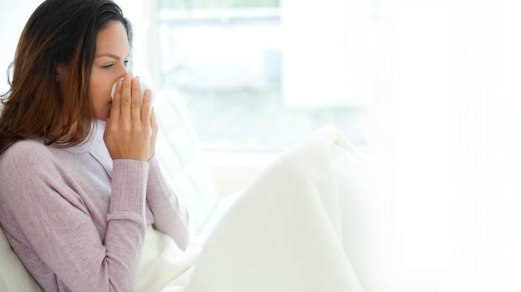 Femme malade sous une couverture