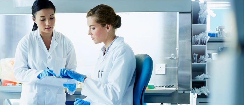 Deux scientifiques dans un laboratoire
