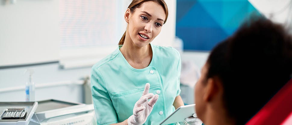 Dentiste posant une question à un patient