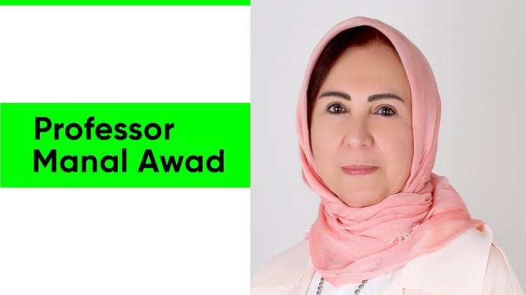 Photo de la professeure Manal Awad, une femme aux cheveux bruns principalement recouverts d’un foulard rouge foncé. Elle porte un haut ou une robe marron.