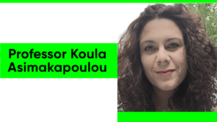 Portrait du professeur Koula Asimapoulou, une femme blanche aux cheveux bouclés bruns. Elle porte un t-shirt bleu ou une robe avec un collier en argent