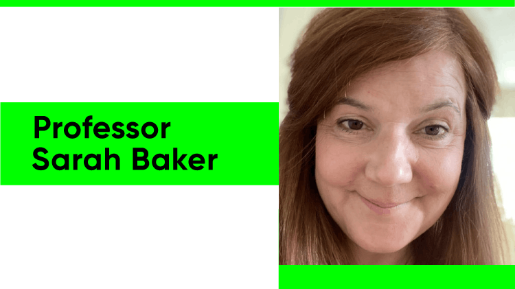 Portrait du professeur Sarah Baker, une femme blanche aux longs cheveux bruns portés en raie sur le côté