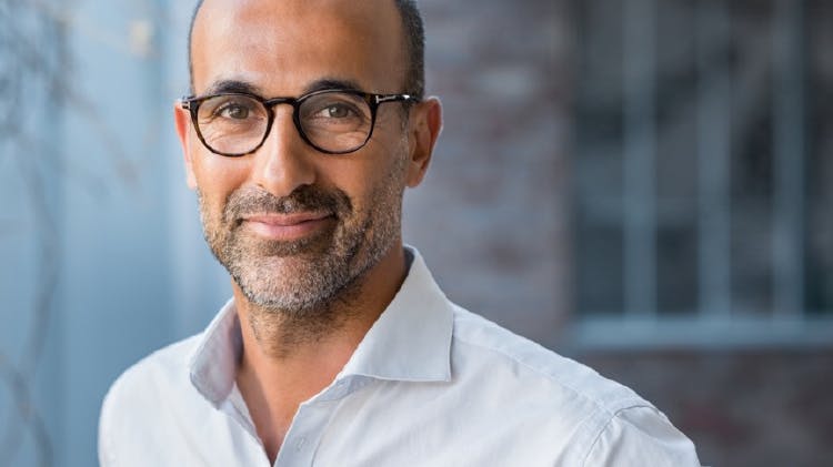 Un homme à l'extérieur regardant la caméra