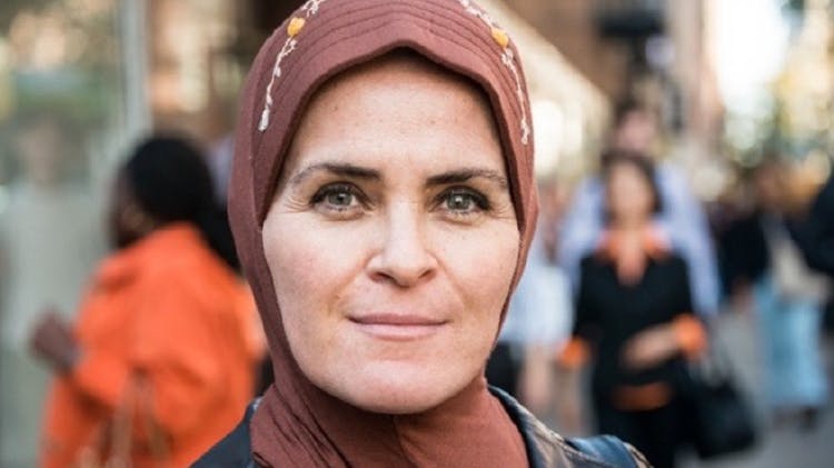 Photo de la tête d'une femme dans une rue animée