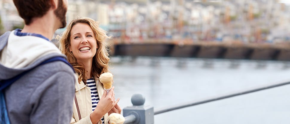 Femme souriante mangeant une glace
