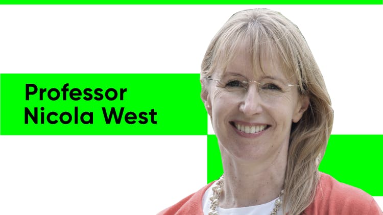 Nicola West professzor arcképe, egy fehér bőrű nő, szőke hajjal és szemüveggel. Fehér pólót, többrétegű gyöngy nyakláncot és korallszínű kardigánt visel.