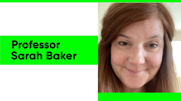Sarah Baker professzor arcképe, egy fehér nő hosszú, oldalt elválasztott barna hajjal