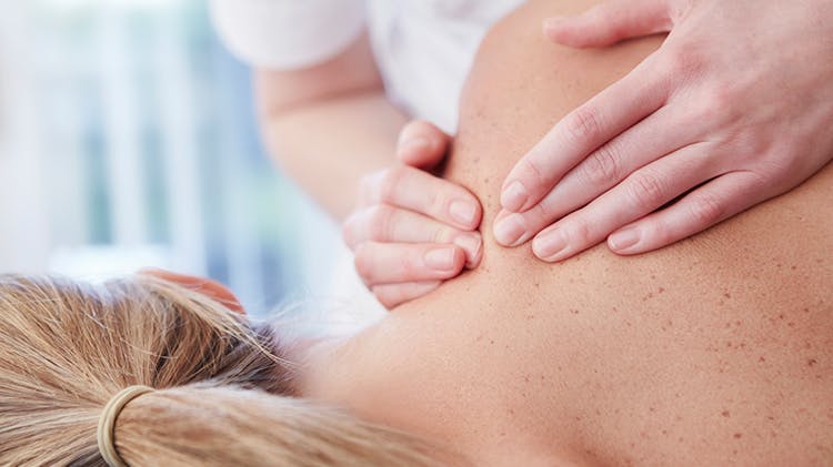 Masszíroznak egy nőt