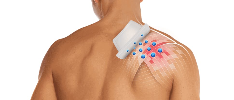 Kép egy férfi hátáról, kiemelt vállfájdalommal és felhelyezett fájdalomcsillapító tapasszal.