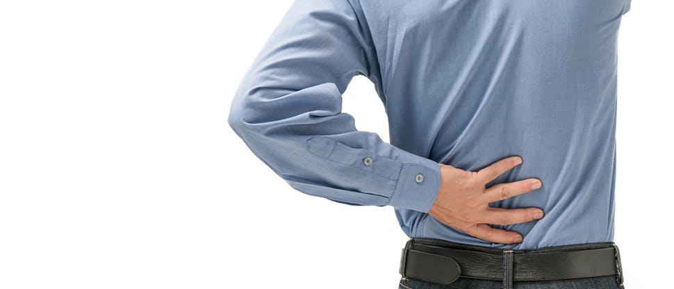 A derekát fogó férfi