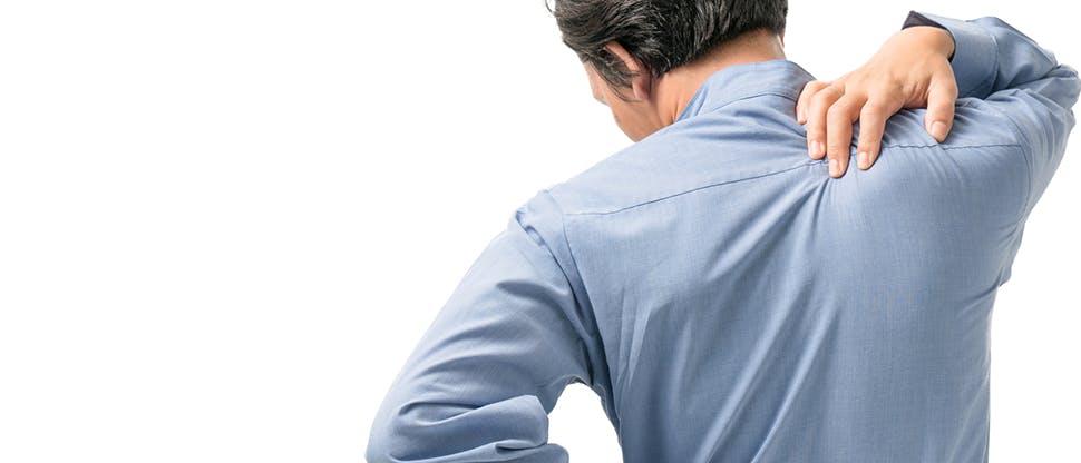 A hátfelső részét fogó férfi (fiktív beteg)