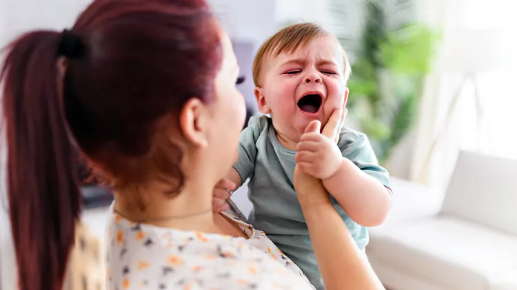 Anya vigasztalja síró csecsemőjét