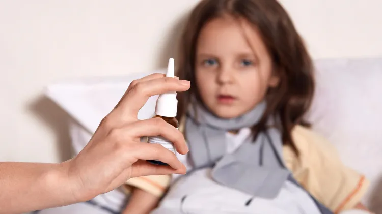 Különböző formájú és színű antibiotikum tabletták és kapszulák, áthúzott tiltó jellel