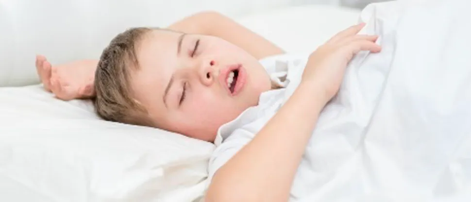 Iskoláskorú gyermek alszik enyhén nyitott szájjal
