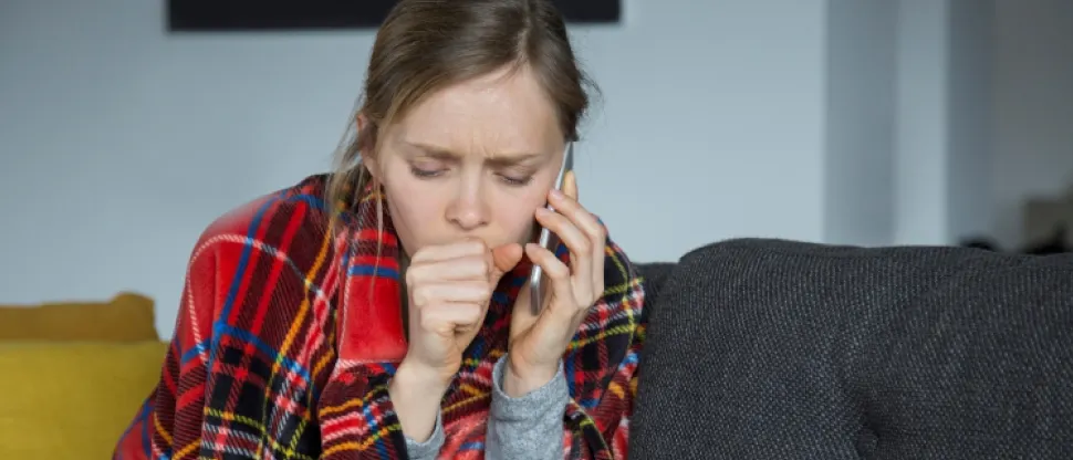 Egy otthon maradó nő köhögés közben telefonon értesíti munkaadóját, hogy nem megy be dolgozni