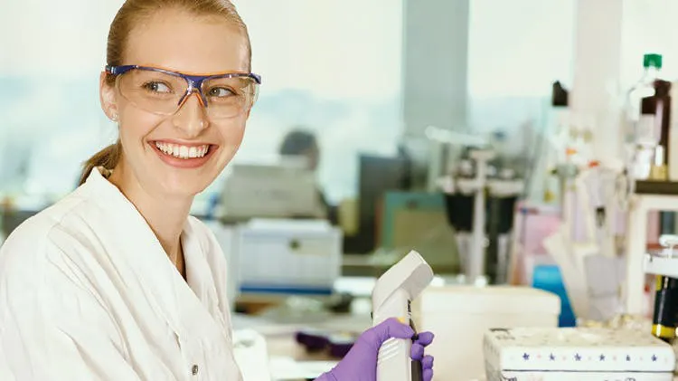 Nő a laboratóriumban