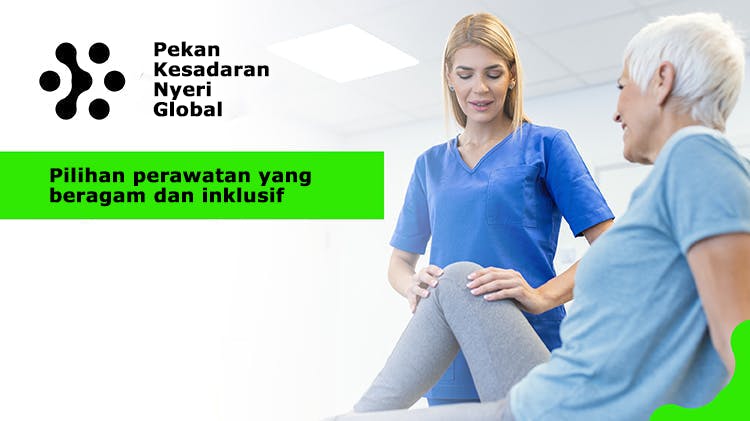 Dokter wanita membantu pasien lanjut usia dengan olahraga fisik