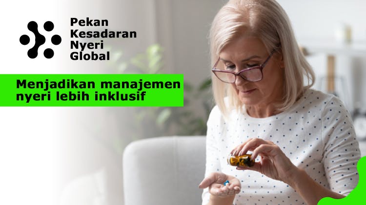 Wanita lanjut usia yang sedang memegang obat