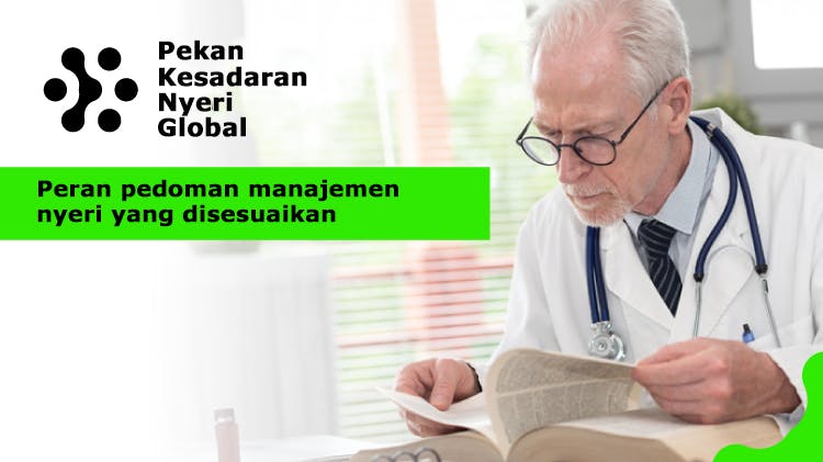 Dokter pria sedang membaca buku kedokteran