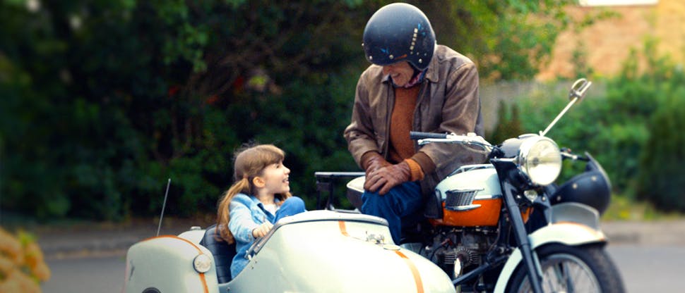Pria dengan cucunya di atas motor