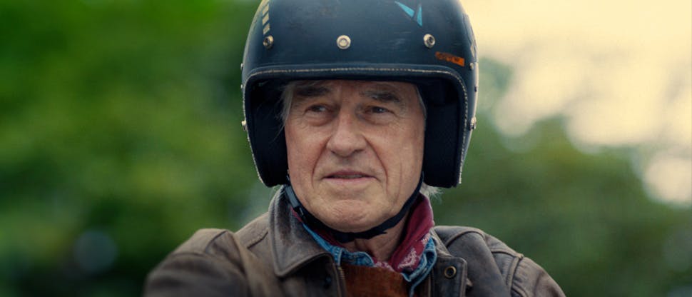 Pria tua dengan helm motor