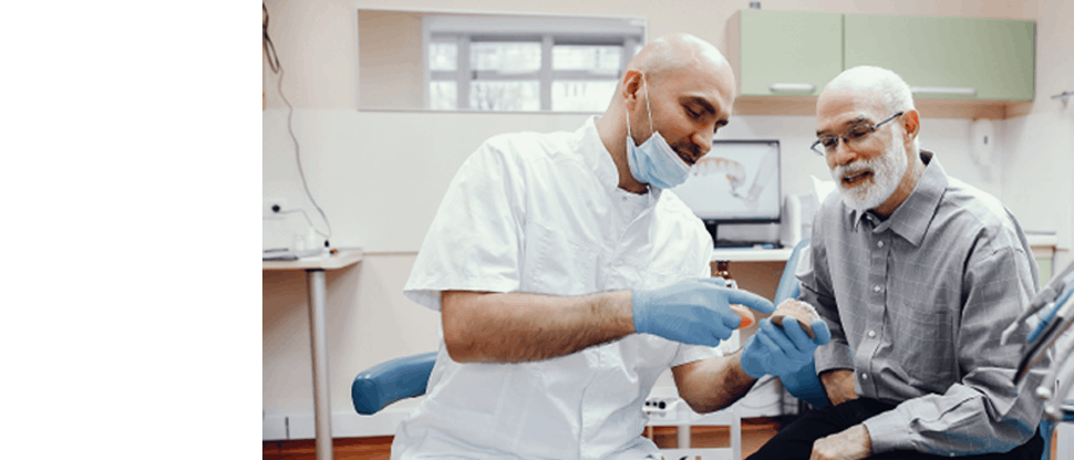 Seorang dokter mengenakan masker menunjukkan sesuatu kepada seorang pasien pria
