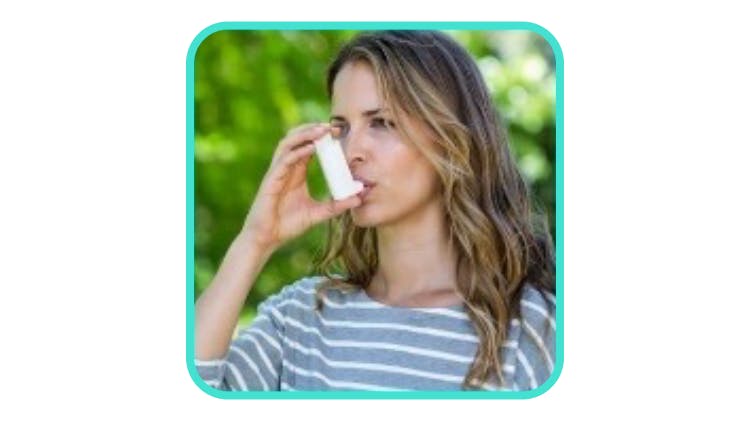 Una donna che usa un inalatore per asma